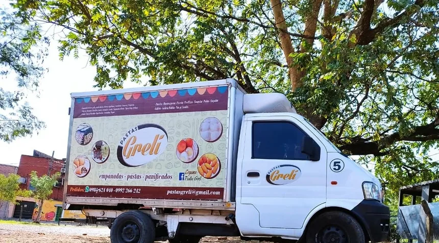 Camión de reparto de Pastas Greli con la marca en el costado
