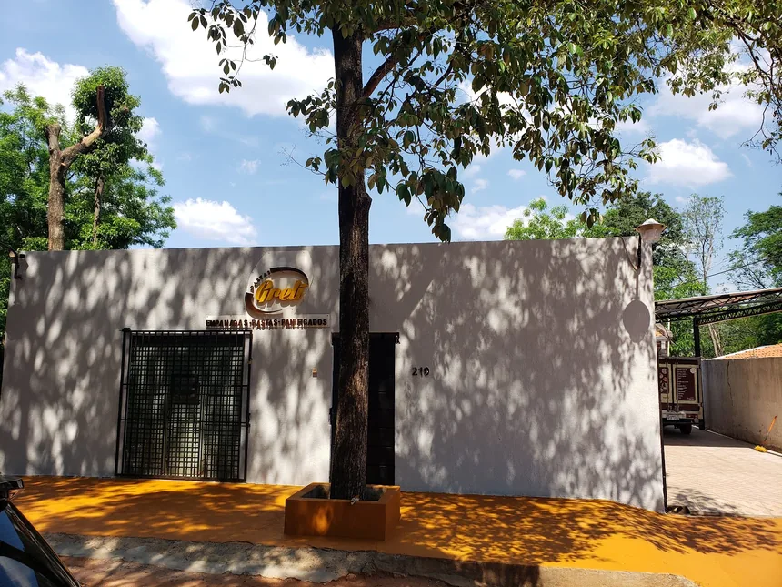 Frente de la planta de Pastas Greli en Villa Elisa, con el logo y el texto empanadas, pastas, panificados
